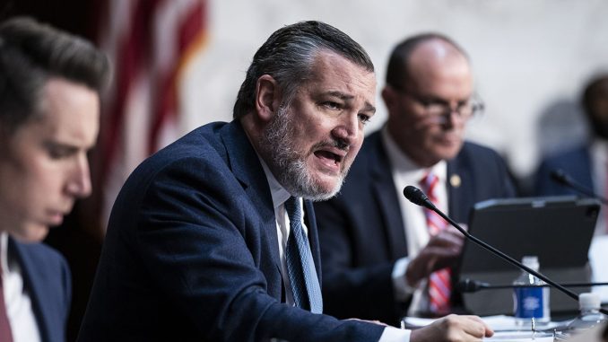 Ted-Cruz-declaims.jpg